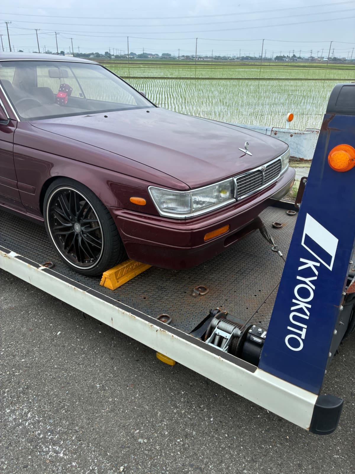 埼玉県熊谷市での日産 ローレルのミッショントラブル
ドライブにギアを入れても車が前に進まない。救援の様子