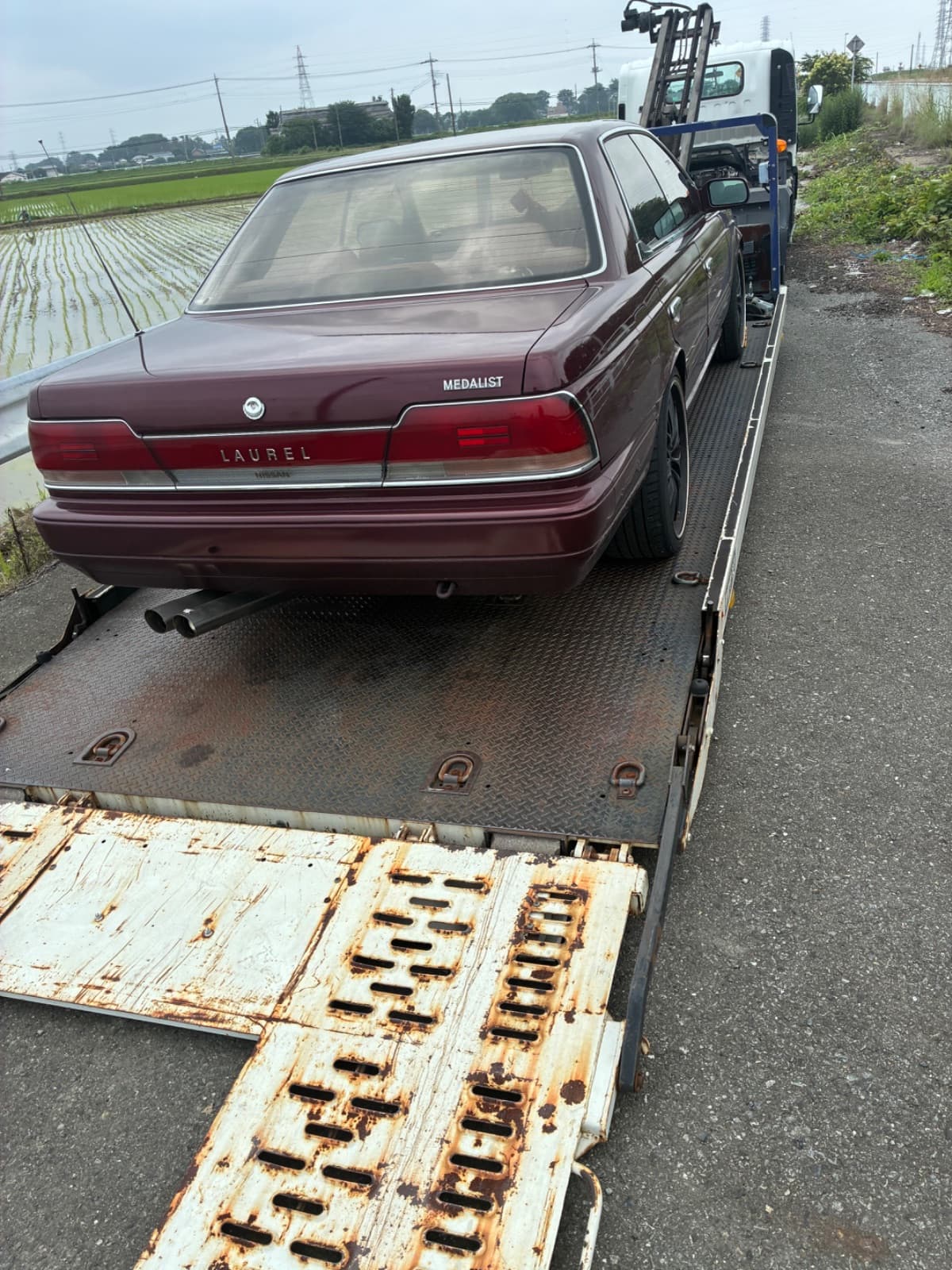 埼玉県熊谷市での日産 ローレルのミッショントラブル
ドライブにギアを入れても車が前に進まない。救援の様子