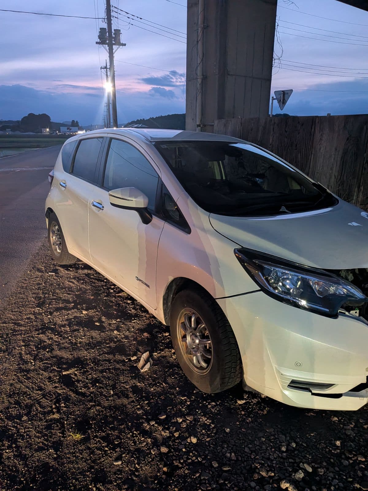栃木県宇都宮市での日産 マーチ!のレッカー搬送救援の様子