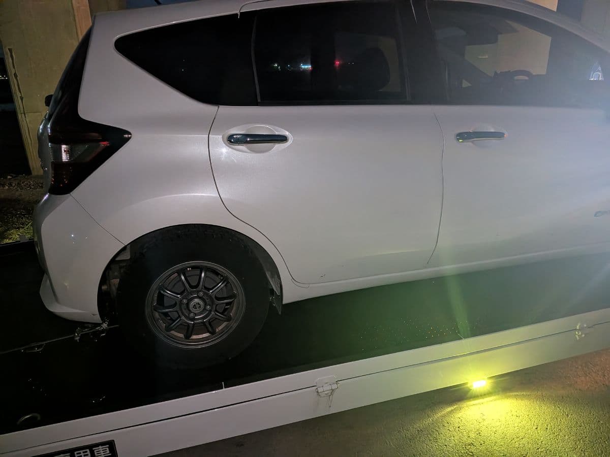 栃木県宇都宮市での日産 マーチ!のレッカー搬送救援の様子