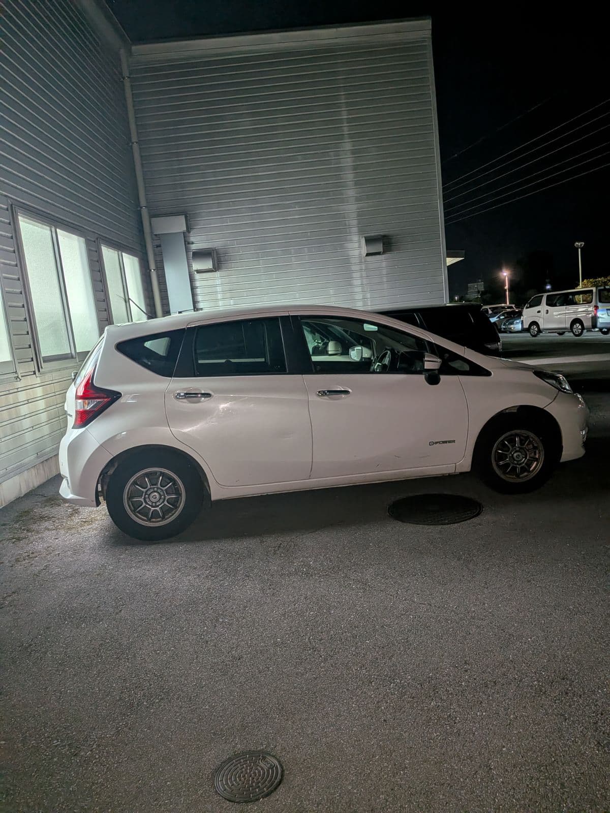 栃木県宇都宮市での日産 マーチ!のレッカー搬送救援の様子