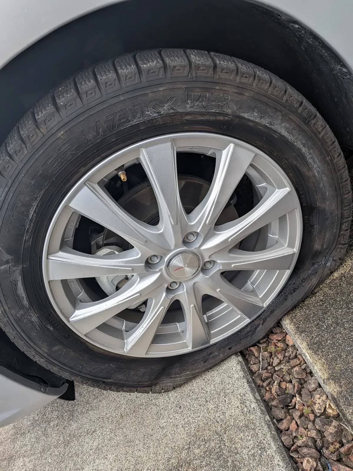 栃木県宇都宮市での日産 ノートのパンク・タイヤトラブル救援の様子